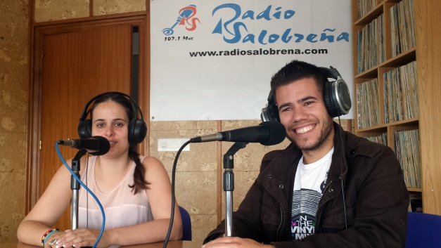 Mari Carmen Vílchez y Emilio Molina en el estudio de Radio Salobreña.